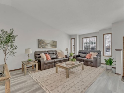 32 Sunrise Court Sw, Medicine Hat, AB - Indoor Photo Showing Living Room
