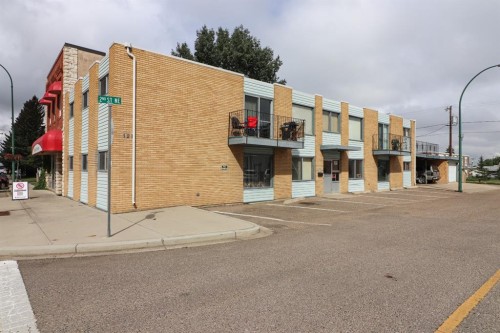 121 Broadway Avenue East, Redcliff, AB - Outdoor