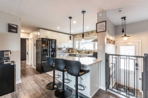 2666 16 Avenue Se, Medicine Hat, AB - Indoor Photo Showing Kitchen With Upgraded Kitchen