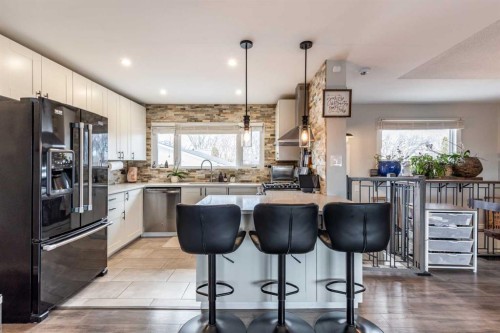 2666 16 Avenue Se, Medicine Hat, AB - Indoor Photo Showing Kitchen With Upgraded Kitchen