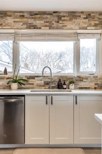 2666 16 Avenue Se, Medicine Hat, AB - Indoor Photo Showing Kitchen
