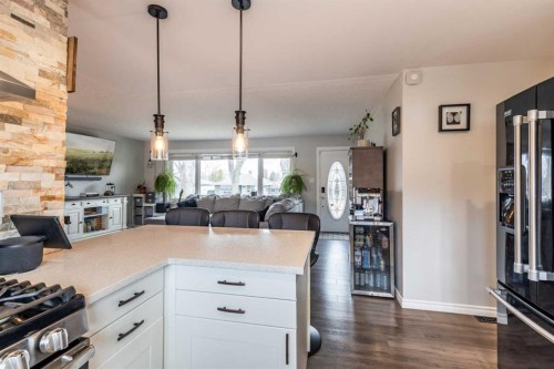 2666 16 Avenue Se, Medicine Hat, AB - Indoor Photo Showing Kitchen