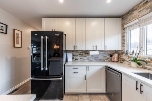 2666 16 Avenue Se, Medicine Hat, AB - Indoor Photo Showing Kitchen
