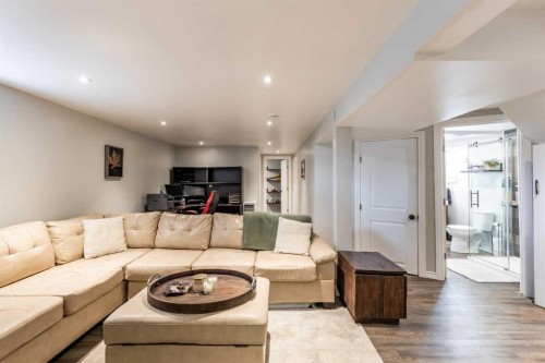 2666 16 Avenue Se, Medicine Hat, AB - Indoor Photo Showing Living Room