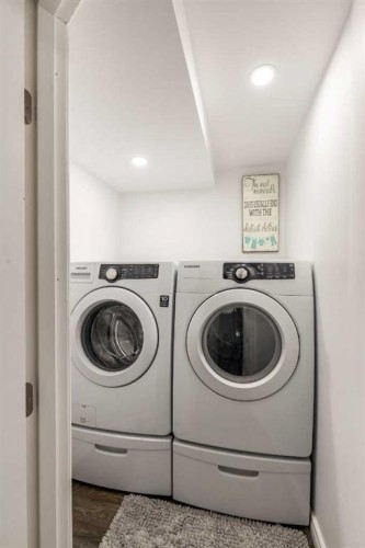 2666 16 Avenue Se, Medicine Hat, AB - Indoor Photo Showing Laundry Room
