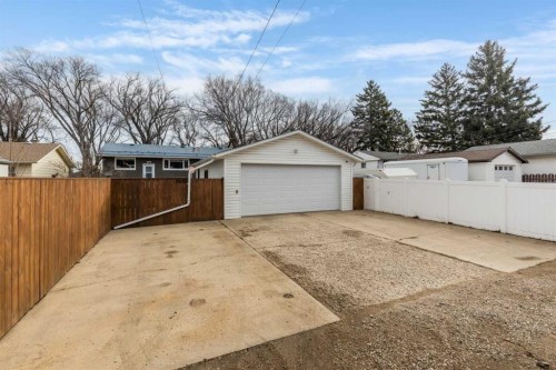 2666 16 Avenue Se, Medicine Hat, AB - Outdoor