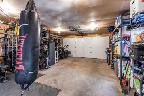 2666 16 Avenue Se, Medicine Hat, AB - Indoor Photo Showing Garage