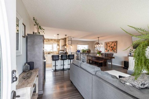 2666 16 Avenue Se, Medicine Hat, AB - Indoor Photo Showing Living Room