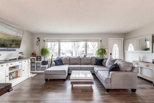 2666 16 Avenue Se, Medicine Hat, AB - Indoor Photo Showing Living Room