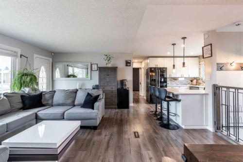 2666 16 Avenue Se, Medicine Hat, AB - Indoor Photo Showing Living Room