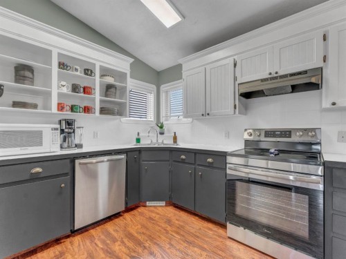 135 Sage Close Se, Medicine Hat, AB - Indoor Photo Showing Kitchen
