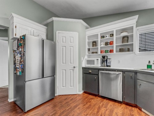 135 Sage Close Se, Medicine Hat, AB - Indoor Photo Showing Kitchen