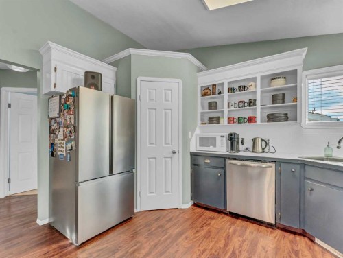 135 Sage Close Se, Medicine Hat, AB - Indoor Photo Showing Kitchen