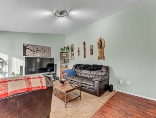 135 Sage Close Se, Medicine Hat, AB - Indoor Photo Showing Living Room