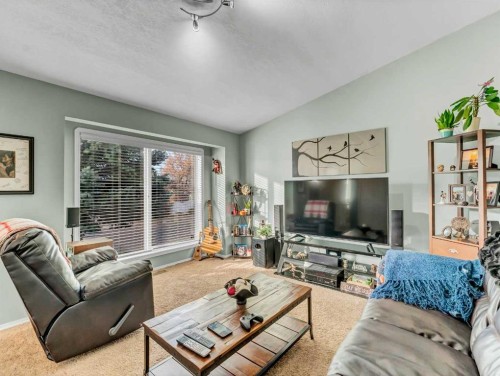 135 Sage Close Se, Medicine Hat, AB - Indoor Photo Showing Living Room