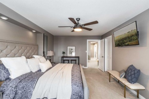 529 Somerside View Se, Medicine Hat, AB - Indoor Photo Showing Bedroom