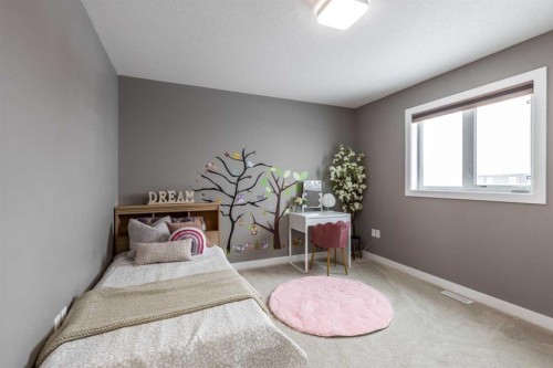 529 Somerside View Se, Medicine Hat, AB - Indoor Photo Showing Bedroom