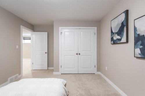 529 Somerside View Se, Medicine Hat, AB - Indoor Photo Showing Bedroom