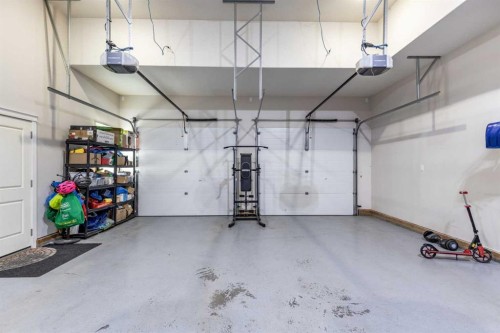 529 Somerside View Se, Medicine Hat, AB - Indoor Photo Showing Garage
