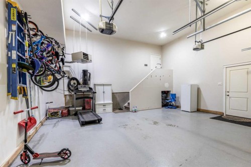 529 Somerside View Se, Medicine Hat, AB - Indoor Photo Showing Garage