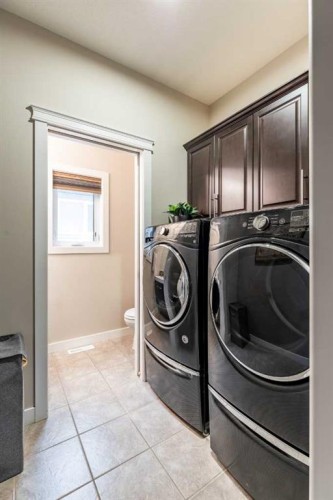 529 Somerside View Se, Medicine Hat, AB - Indoor Photo Showing Laundry Room
