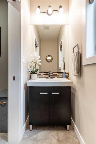529 Somerside View Se, Medicine Hat, AB - Indoor Photo Showing Bathroom