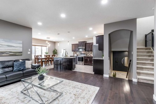 529 Somerside View Se, Medicine Hat, AB - Indoor Photo Showing Living Room
