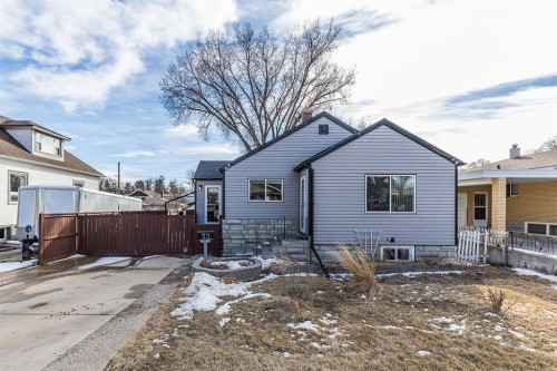 53 5 Street SW Medicine Hat, AB T1A 4G3