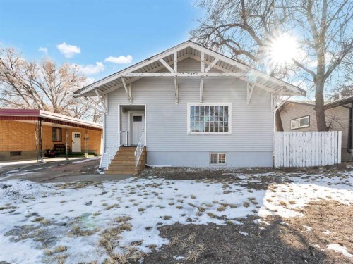 129 10 Street NE Medicine Hat, AB T1A 5S6