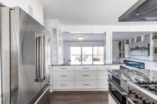 586 Prospect Drive Sw, Medicine Hat, AB - Indoor Photo Showing Kitchen With Upgraded Kitchen