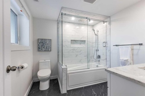 586 Prospect Drive Sw, Medicine Hat, AB - Indoor Photo Showing Bathroom