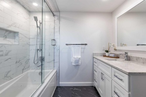 586 Prospect Drive Sw, Medicine Hat, AB - Indoor Photo Showing Bathroom