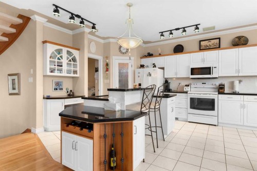 22 Turner Crescent Se, Medicine Hat, AB - Indoor Photo Showing Kitchen