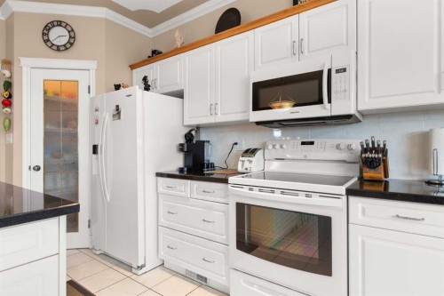 22 Turner Crescent Se, Medicine Hat, AB - Indoor Photo Showing Kitchen