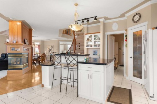 22 Turner Crescent Se, Medicine Hat, AB - Indoor Photo Showing Kitchen