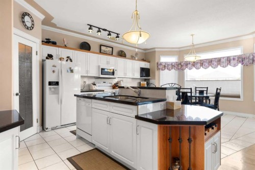 22 Turner Crescent Se, Medicine Hat, AB - Indoor Photo Showing Kitchen With Double Sink
