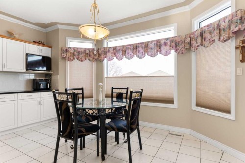 22 Turner Crescent Se, Medicine Hat, AB - Indoor Photo Showing Dining Room