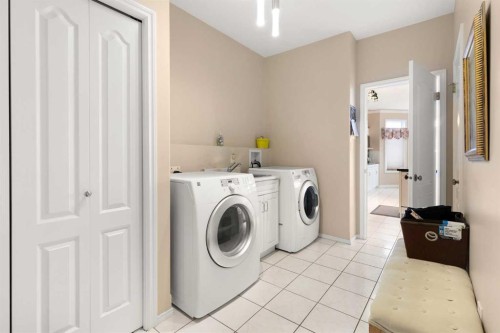 22 Turner Crescent Se, Medicine Hat, AB - Indoor Photo Showing Laundry Room
