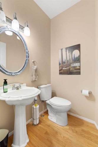 22 Turner Crescent Se, Medicine Hat, AB - Indoor Photo Showing Bathroom
