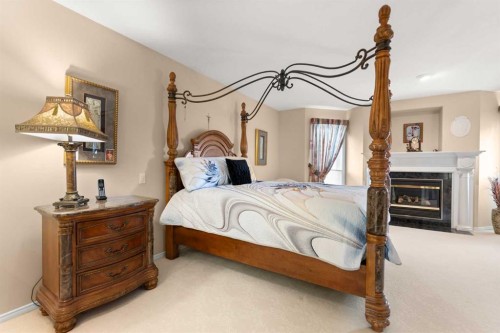 22 Turner Crescent Se, Medicine Hat, AB - Indoor Photo Showing Bedroom