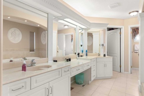 22 Turner Crescent Se, Medicine Hat, AB - Indoor Photo Showing Bathroom