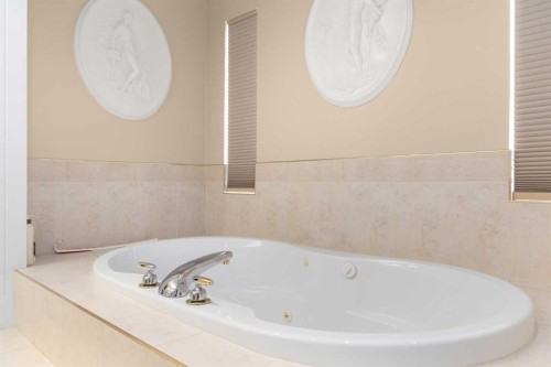 22 Turner Crescent Se, Medicine Hat, AB - Indoor Photo Showing Bathroom
