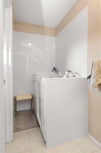 22 Turner Crescent Se, Medicine Hat, AB - Indoor Photo Showing Laundry Room