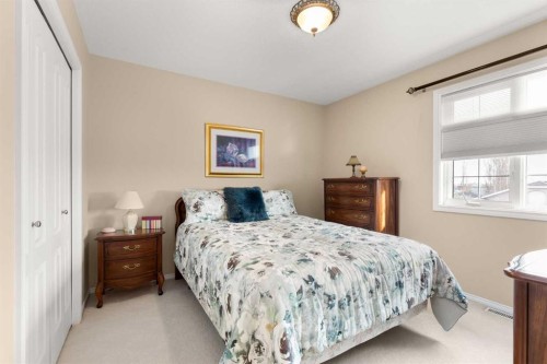 22 Turner Crescent Se, Medicine Hat, AB - Indoor Photo Showing Bedroom