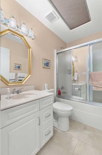 22 Turner Crescent Se, Medicine Hat, AB - Indoor Photo Showing Bathroom
