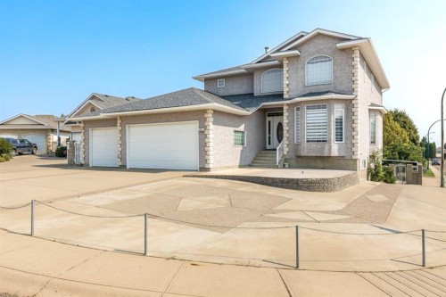 22 Turner Crescent Se, Medicine Hat, AB - Outdoor With Facade