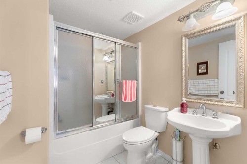 22 Turner Crescent Se, Medicine Hat, AB - Indoor Photo Showing Bathroom