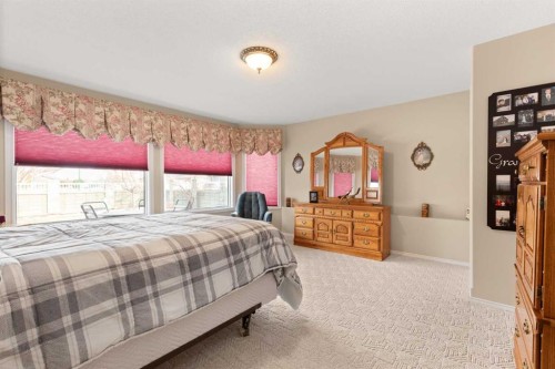 22 Turner Crescent Se, Medicine Hat, AB - Indoor Photo Showing Bedroom