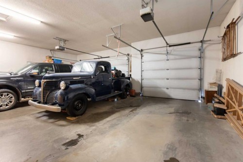 22 Turner Crescent Se, Medicine Hat, AB - Indoor Photo Showing Garage