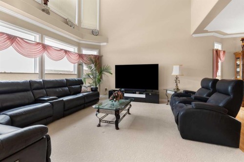 22 Turner Crescent Se, Medicine Hat, AB - Indoor Photo Showing Living Room